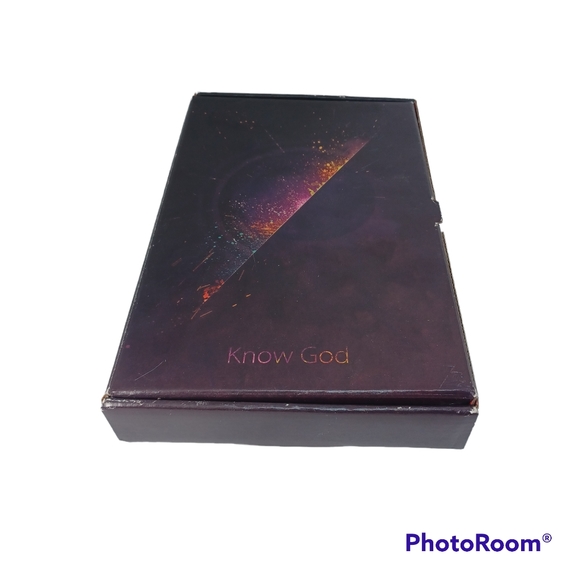 VTG 1982 HE HOLY BIBLE NKJV "KNOW GOD" CALVARY CHAPEL  + 1 CD & 1 DVD NEW - Picture 2 of 4